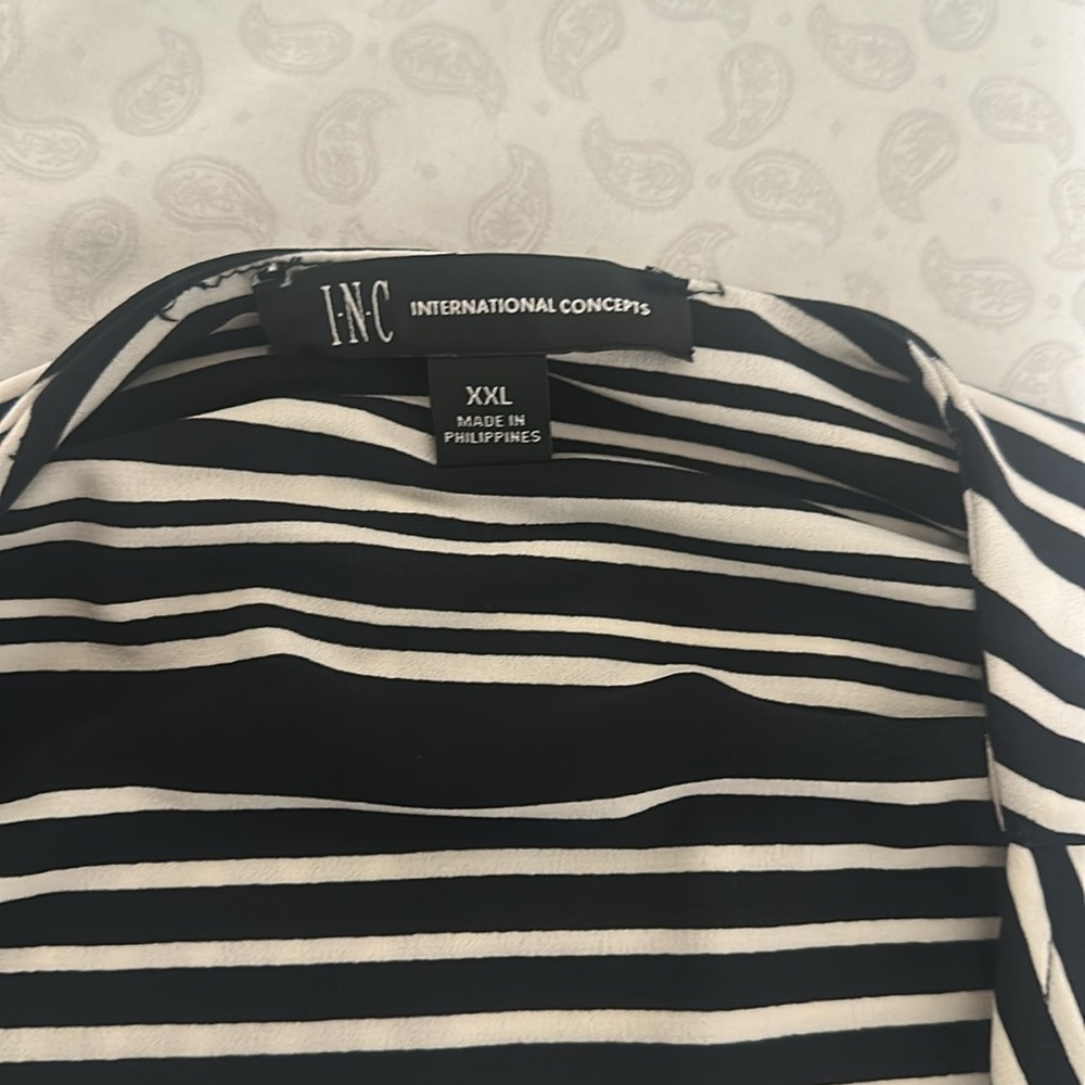 Women's Printed Black and White V-Neck Long Sleeve Jumpsuit - Picture 6 of 7